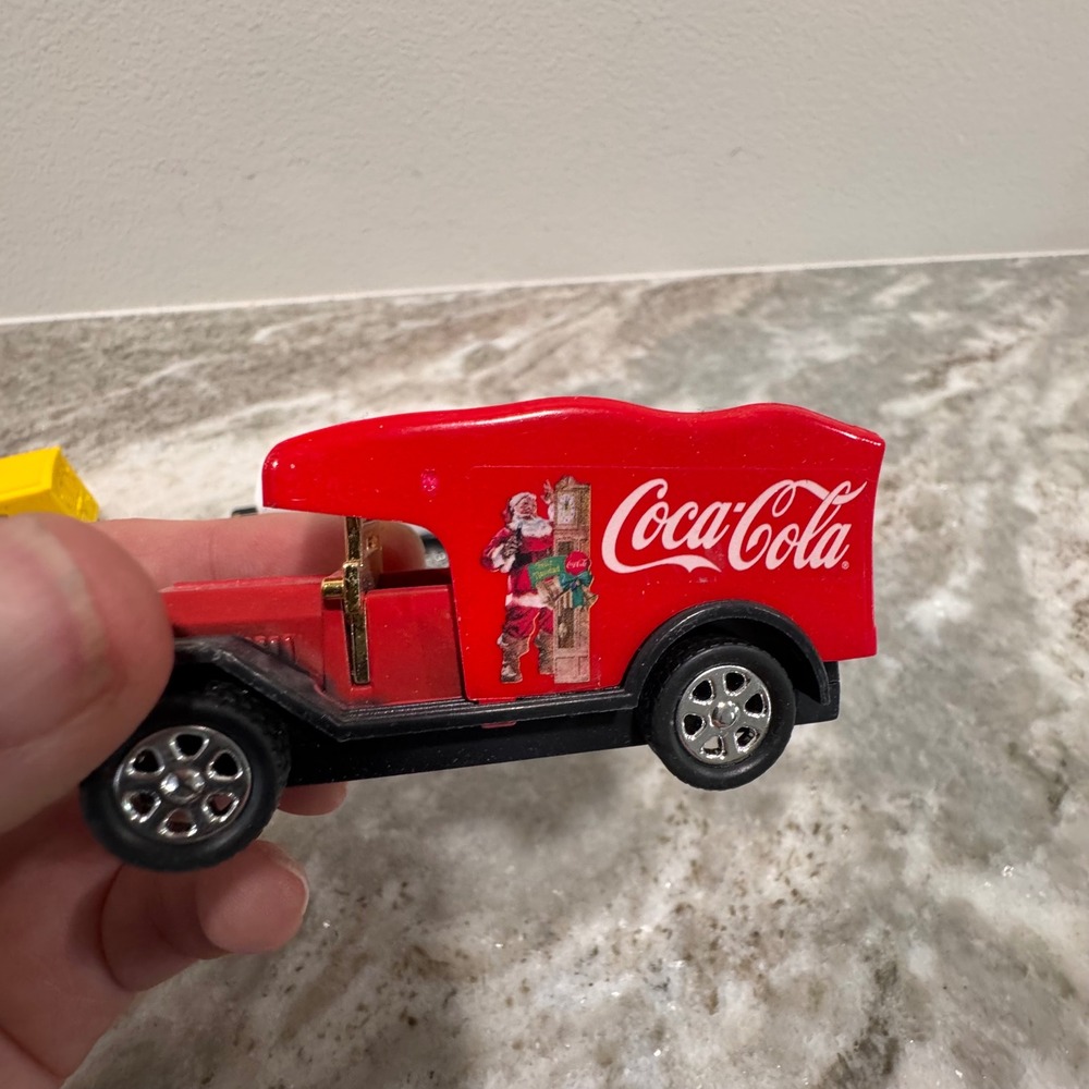 Coca-Cola Vintage Diecast Delivery Truck Set of 3 Red White Yellow Santa Claus - Picture 4 of 4